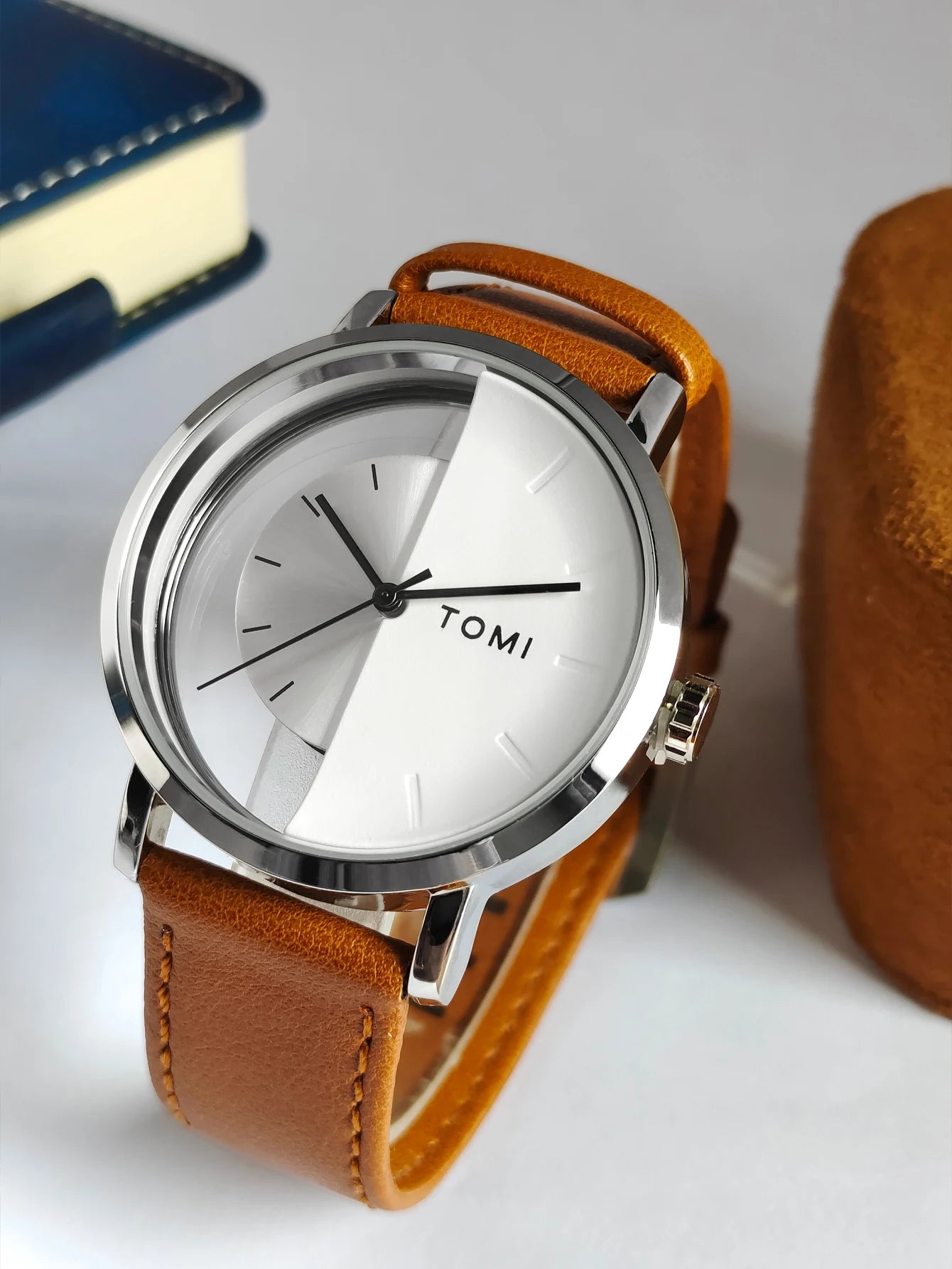 Relógio de quartzo com design oco simples da moda TOMI