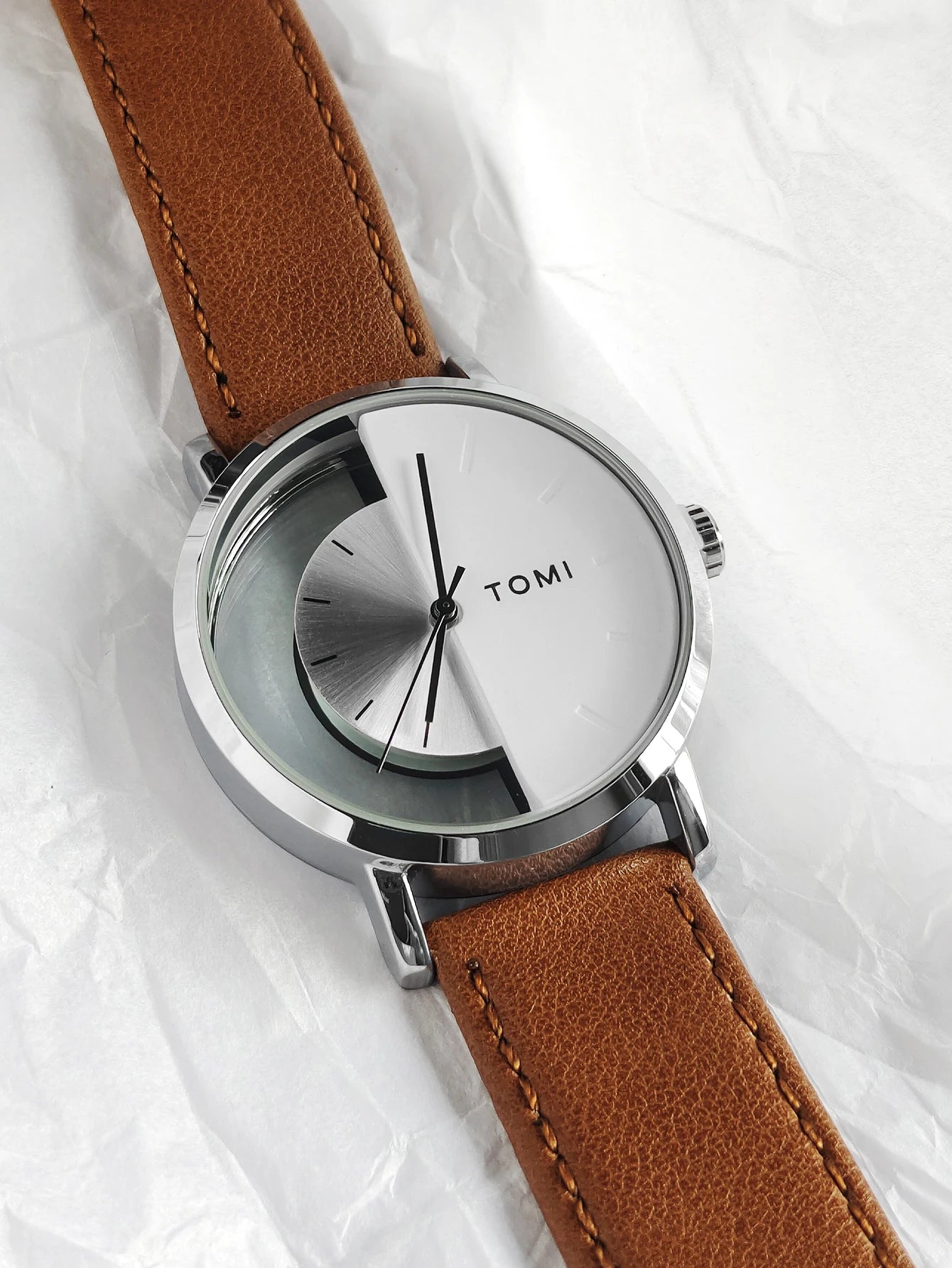 Relógio de quartzo com design oco simples da moda TOMI