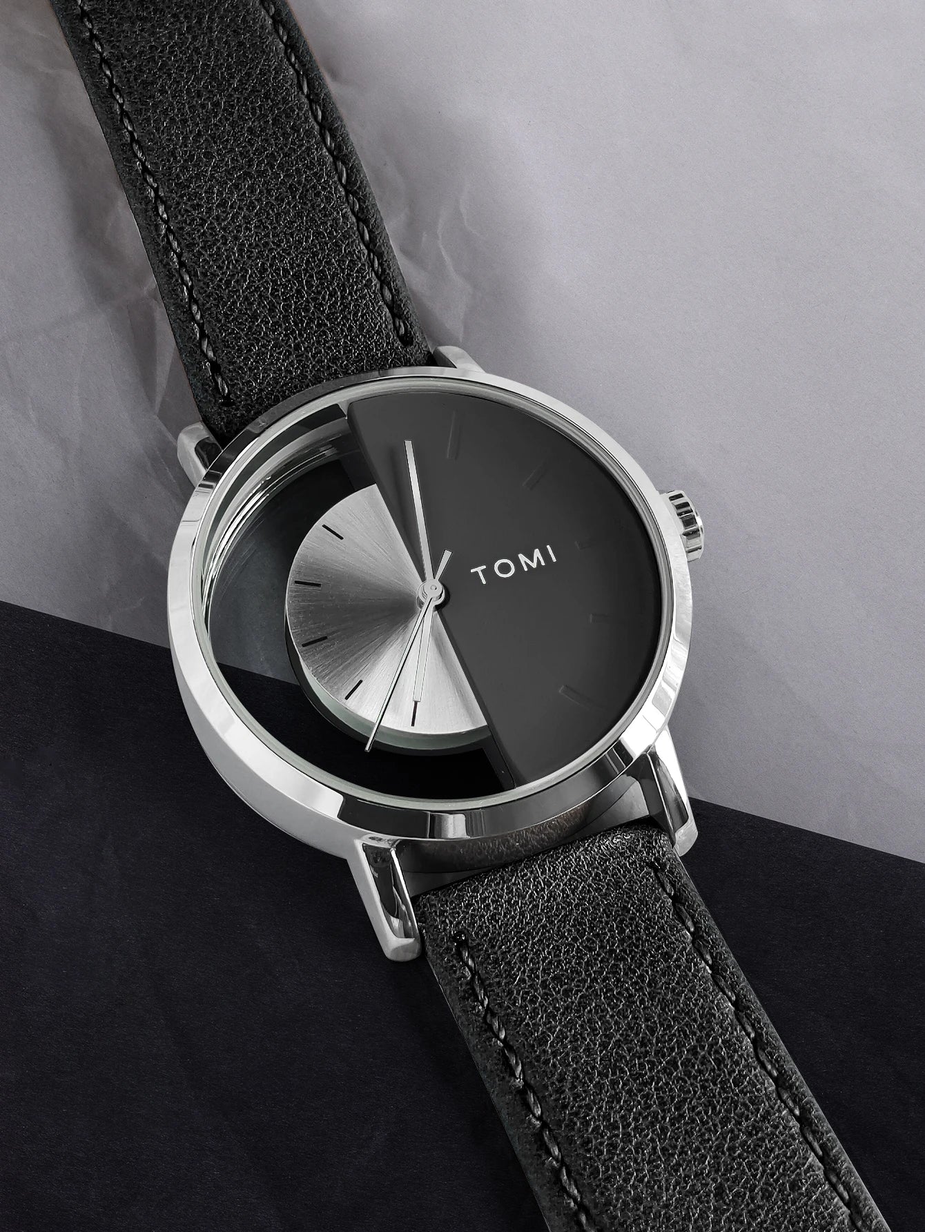 Relógio de quartzo com design oco simples da moda TOMI