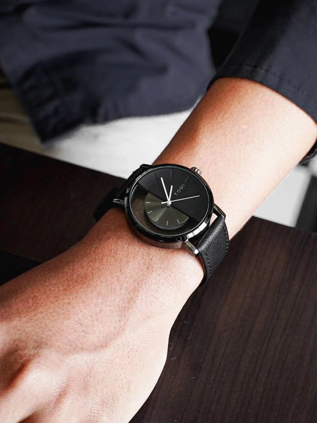 Relógio de quartzo com design oco simples da moda TOMI