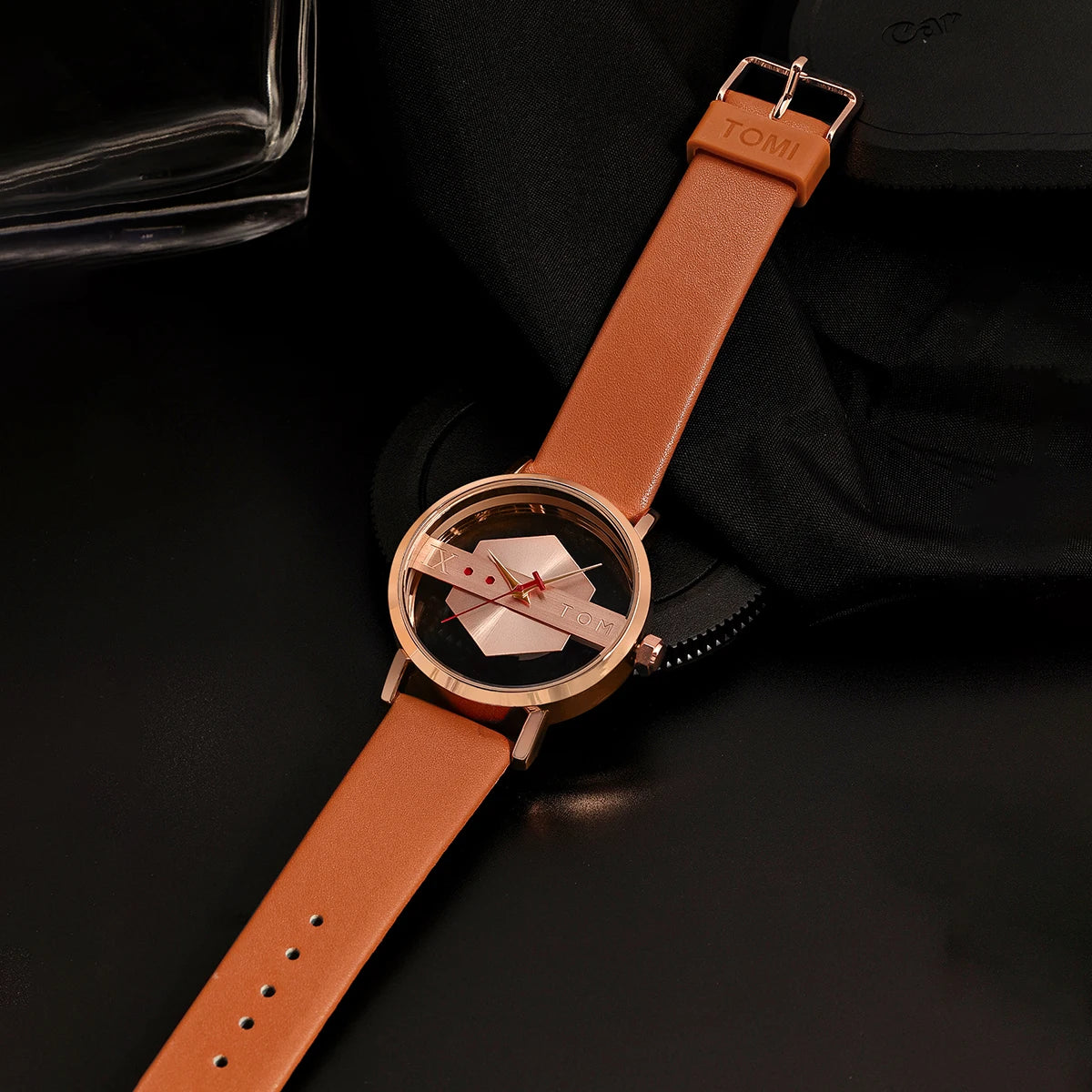 TOMI Pulseira de relógio de couro masculina elegante e minimalista personalizada com perspectiva oca tampa inferior de vidro relógio de quartzo