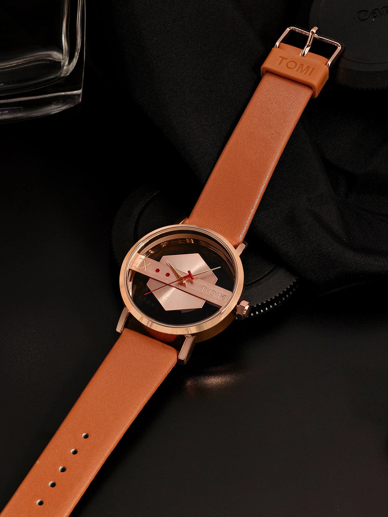 TOMI Pulseira de relógio de couro masculina elegante e minimalista personalizada com perspectiva oca tampa inferior de vidro relógio de quartzo